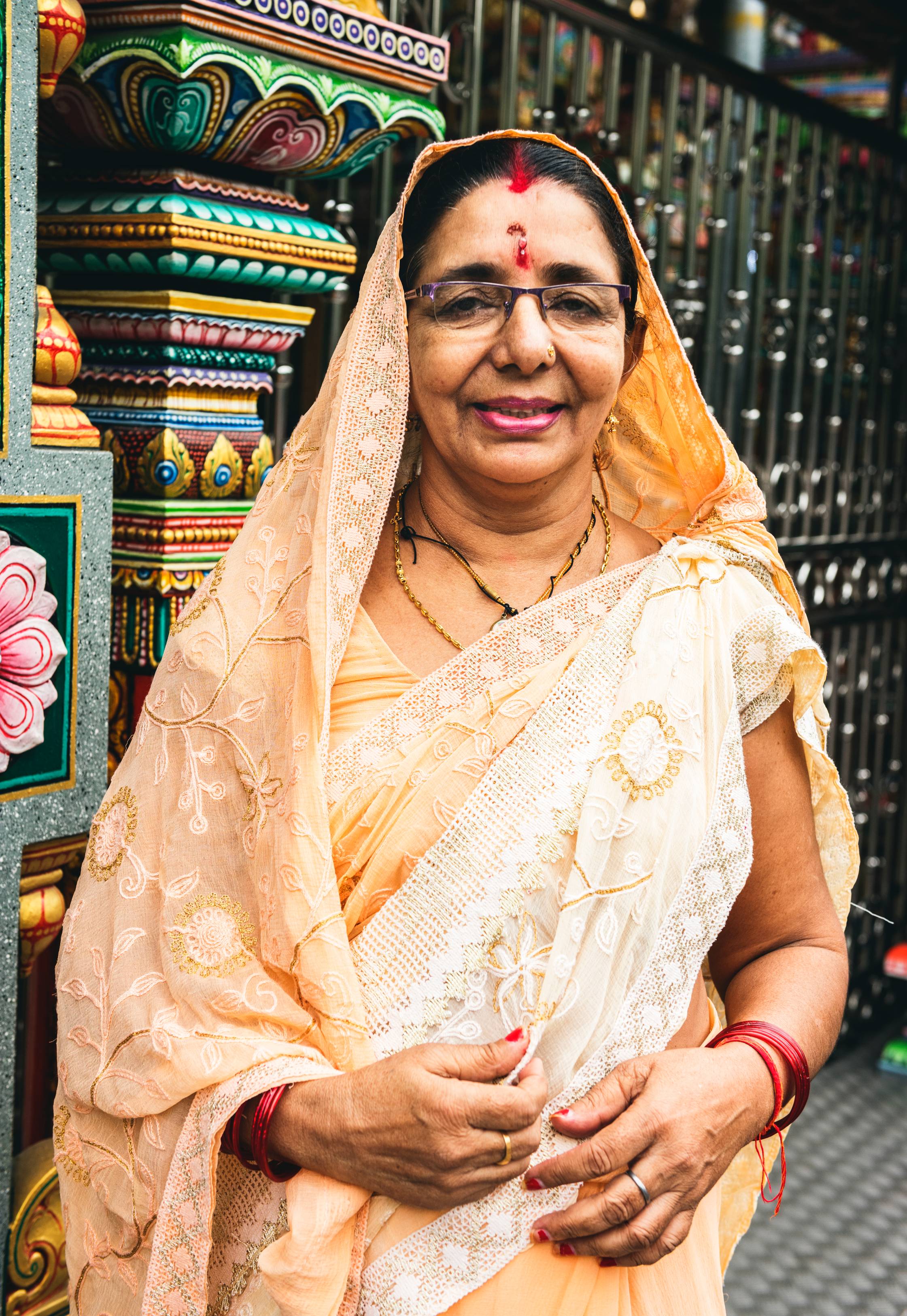 indian-woman-portrait-temple (2)